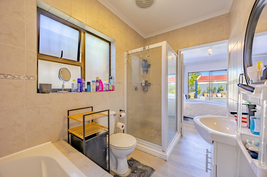 5 Bedroom Property for Sale in Flamingo Vlei Western Cape